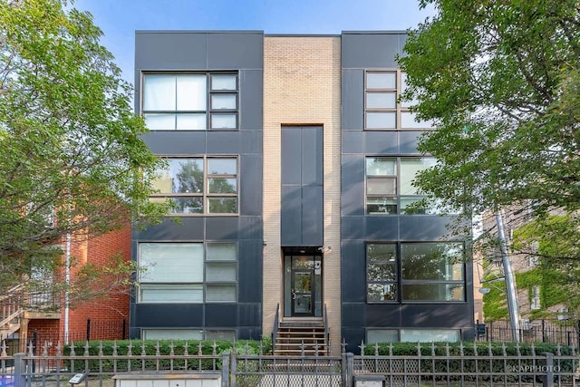 2414 W Grenshaw St Unit 1E, Chicago, IL 60612 - view of front facade with a fenced front yard
