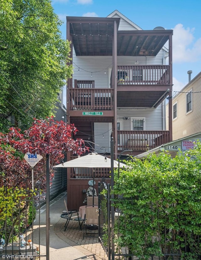 1140 W Barry Ave, Chicago, IL 60657 - view of front facade with a balcony