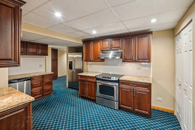 21956 N Hickory Hill Dr, Kildeer, IL 60047 - kitchen featuring appliances with stainless steel finishes, under cabinet range hood, backsplash, baseboards, and recessed lighting