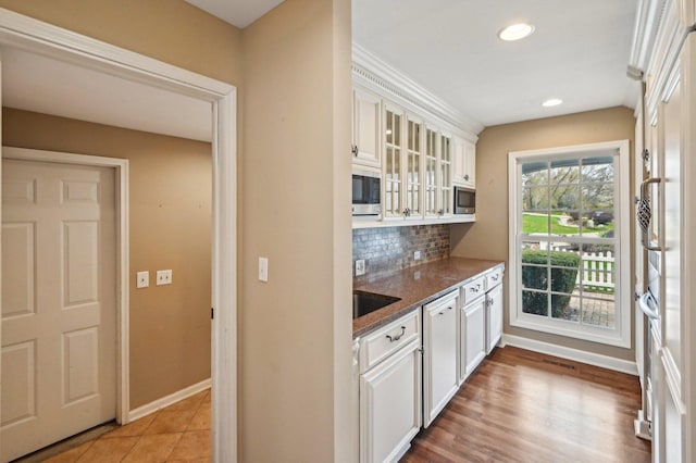 21956 N Hickory Hill Dr, Kildeer, IL 60047 - bar area with stainless steel microwave, backsplash, recessed lighting, and baseboards