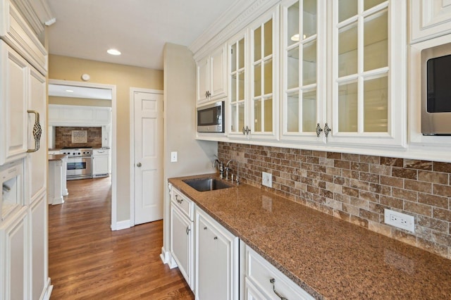 21956 N Hickory Hill Dr, Kildeer, IL 60047 - kitchen featuring appliances with stainless steel finishes, a sink, decorative backsplash, dark wood-style floors, and glass insert cabinets