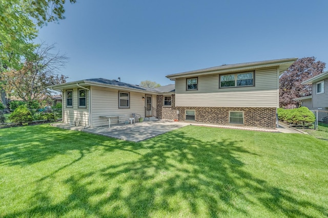 1825 W Sherry Ln, Addison, IL 60101 - back of property with a patio area