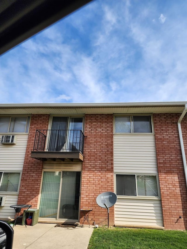 659 E Fullerton Ave Unit 201, Glendale Heights, IL 60139 - view of building exterior with a wall mounted air conditioner