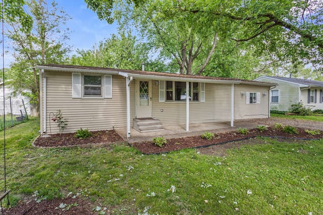 1003 S Pleasantview Dr, Tuscola, IL 61953 - single story home with a front yard and entry steps