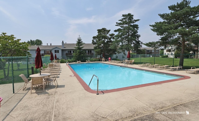 620 Mallard Ct Unit C1, Bartlett, IL 60103 - community pool with a patio