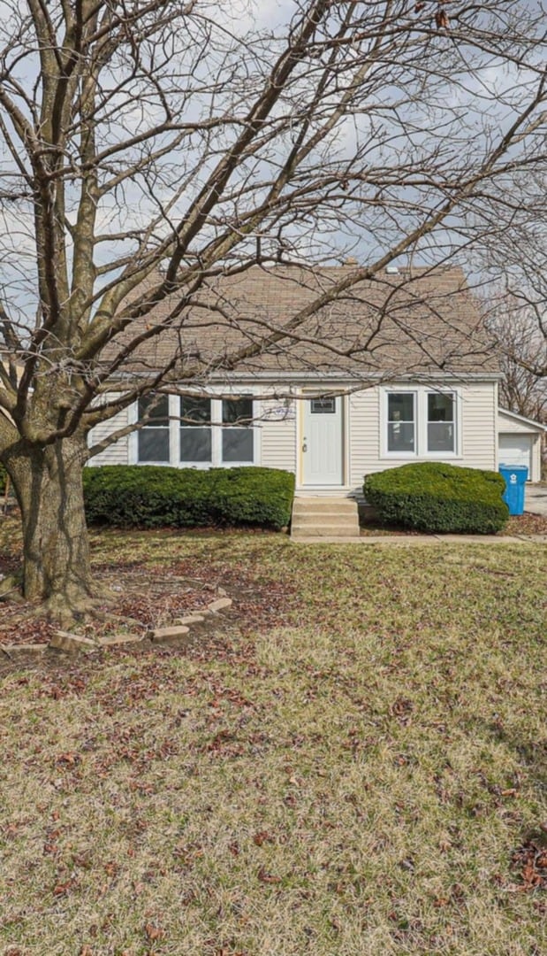 9729 S 81st Ave, Palos Hills, IL 60465 - view of front of property featuring roof with shingles and a front lawn