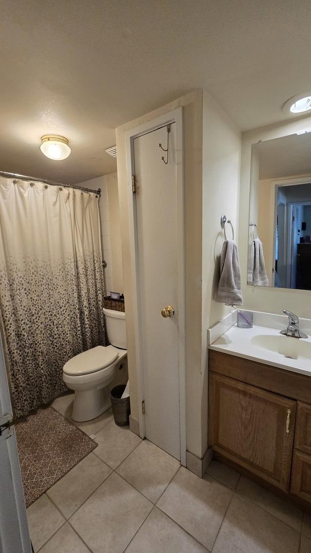 12850 Crestbrook Ct Unit 3, Crestwood, IL 60418 - full bath with tile patterned floors, toilet, and vanity