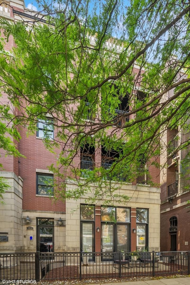 3020 N Sheffield Ave Unit 1N, Chicago, IL 60657 - view of property featuring a fenced front yard