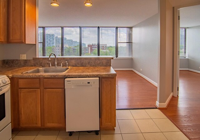 345 E Eastgate Pl Unit 505, Chicago, IL 60616 - kitchen with white appliances, a sink, baseboards, and a peninsula