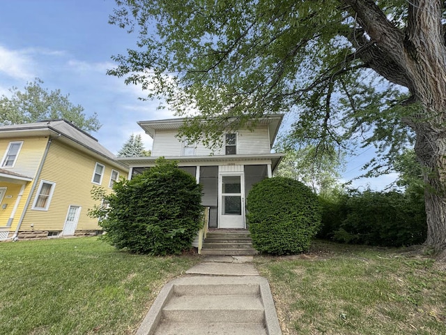 1306 E 4th St, Sterling, IL 61081 - traditional style home featuring entry steps and a front yard