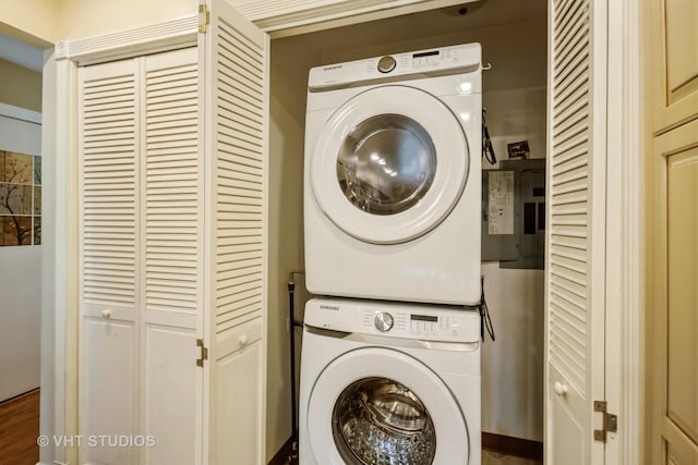642 Burgundy Ct Unit A, Elk Grove Village, IL 60007 - laundry room featuring estacked washer and dryer