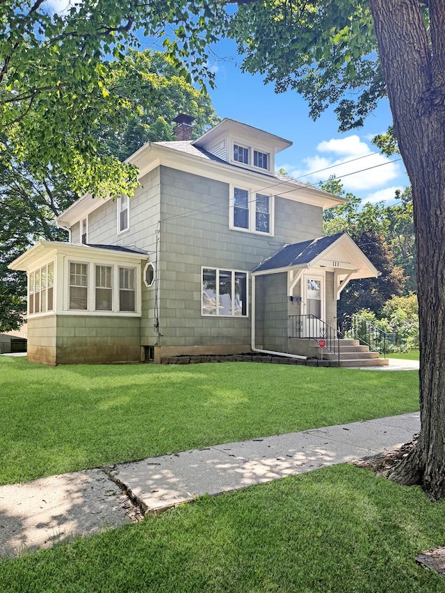 111 E Roosevelt St, Freeport, IL 61032 - view of front facade featuring a chimney and a front yard