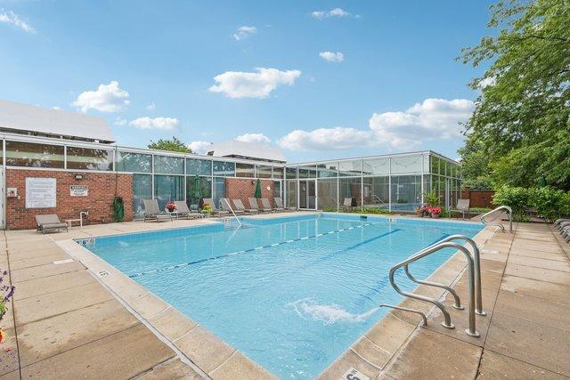 422 Kelburn Rd Unit 223, Deerfield, IL 60015 - view of community pool