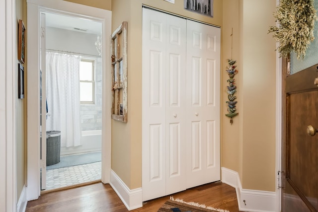 206 S Lombard Ave Unit 206B, Oak Park, IL 60302 - foyer entrance featuring wood finished floors and baseboards
