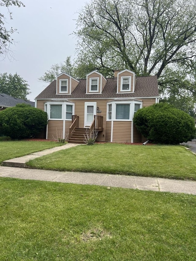 917 S La Londe Ave, Lombard, IL 60148 - new england style home with a shingled roof and a front yard