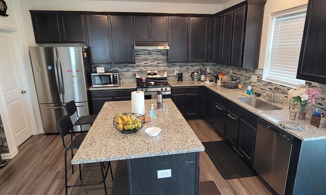 404 Radcliff Ln, South Elgin, IL 60177 - kitchen featuring stainless steel appliances, wood finished floors, under cabinet range hood, and a breakfast bar