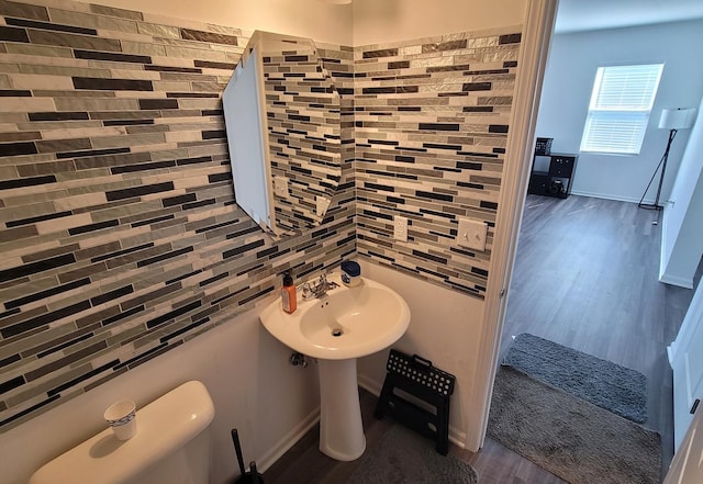 404 Radcliff Ln, South Elgin, IL 60177 - bathroom with wood finished floors and backsplash