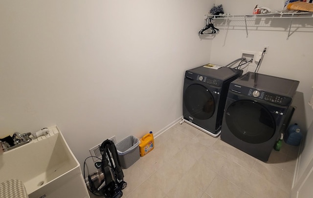404 Radcliff Ln, South Elgin, IL 60177 - laundry room featuring washer and clothes dryer and baseboards