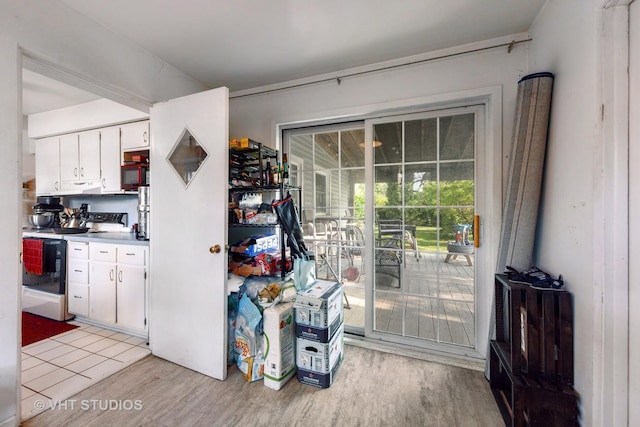 901 E Krage Dr, Addison, IL 60101 - dining space featuring light wood-type flooring