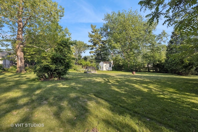 901 E Krage Dr, Addison, IL 60101 - view of grassy yard featuring a shed