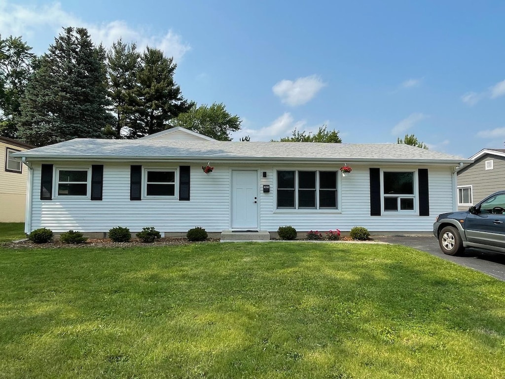 18624 W Pamela Pl, Gurnee, IL 60031 - ranch-style house featuring a front lawn