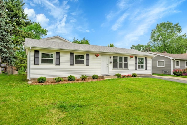 18624 W Pamela Pl, Gurnee, IL 60031 - single story home featuring a front lawn and asphalt driveway