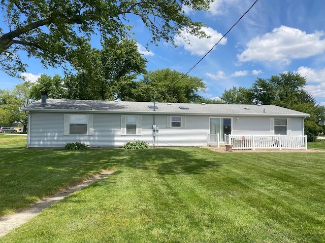 101 Crescent Dr, Watseka, IL 60970 - rear view of property featuring a lawn