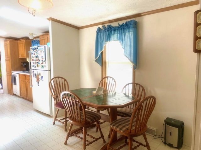 101 Crescent Dr, Watseka, IL 60970 - dining area featuring crown molding