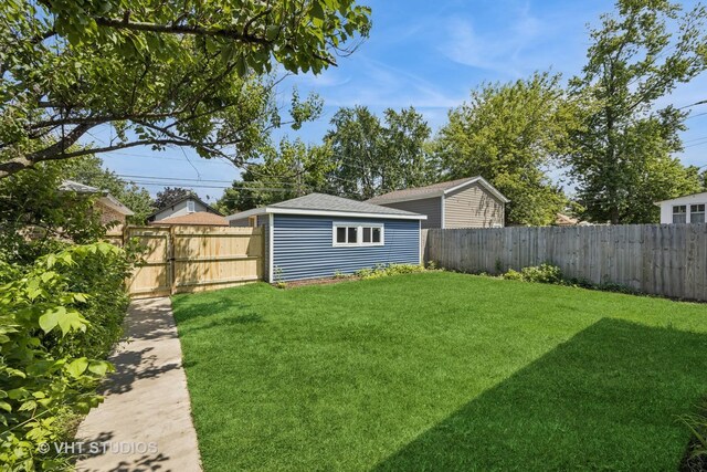 920 Hayes Ave, Oak Park, IL 60302 - fenced backyard featuring an outbuilding and a gate