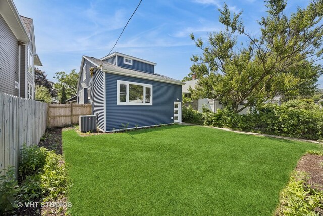 920 Hayes Ave, Oak Park, IL 60302 - back of house featuring a fenced backyard and a shingled roof