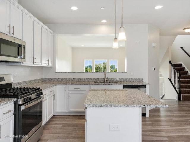 14017 S Belmont Dr, Homer Glen, IL 60491 - kitchen with appliances with stainless steel finishes, a sink, light wood-style floors, a center island, and recessed lighting
