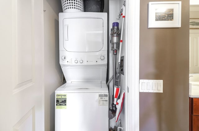 1355 W Washington Blvd Unit 4A, Chicago, IL 60607 - laundry area featuring stacked washer / dryer