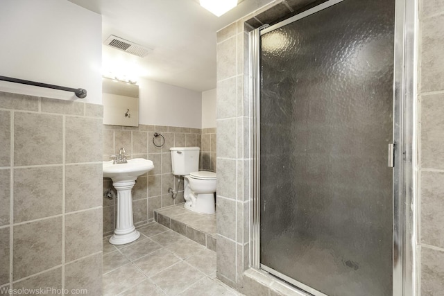 4024 N Overhill Ave, Norridge, IL 60706 - full bathroom featuring tile patterned floors, tile walls, and a stall shower