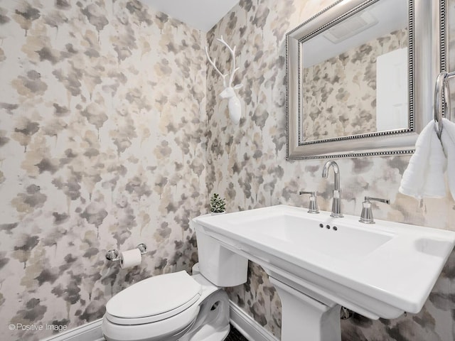195 N Park Blvd, Glen Ellyn, IL 60137 - half bath with wallpapered walls