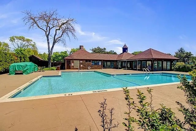 2 The Court Of Harborside Unit 209, Northbrook, IL 60062 - community pool with a patio area