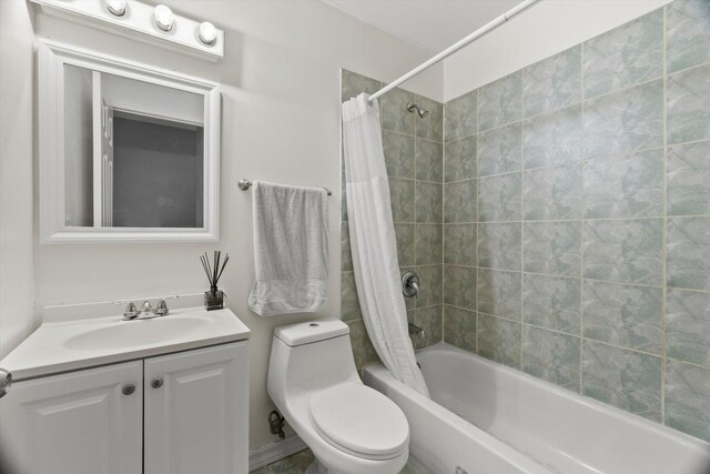 5905 S Indiana Ave, Chicago, IL 60637 - full bath featuring shower / tub combo, vanity, and toilet
