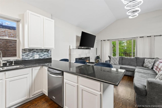 1457 E 71st Pl Unit 3, Chicago, IL 60619 - kitchen featuring open floor plan, dishwasher, a sink, a peninsula, and lofted ceiling