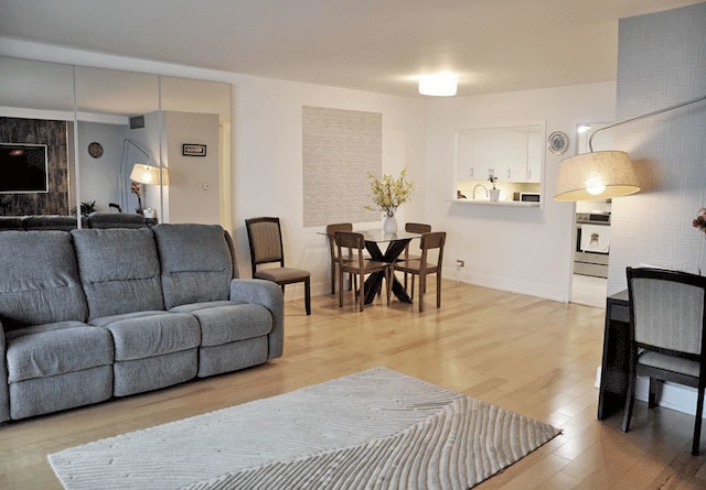6007 N Sheridan Rd Unit 38G, Chicago, IL 60660 - living room featuring light wood finished floors and baseboards