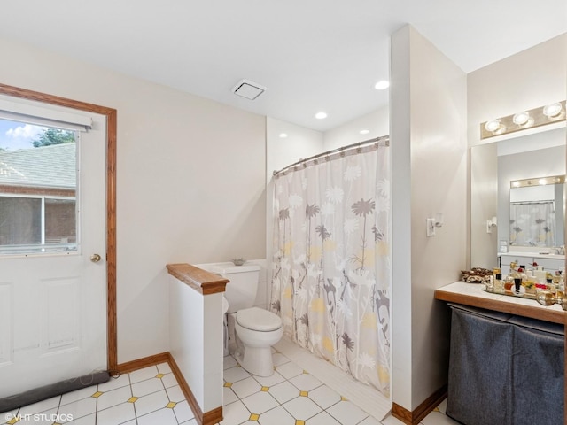 1520 Grant St, Schaumburg, IL 60193 - full bath with vanity, curtained shower, and recessed lighting
