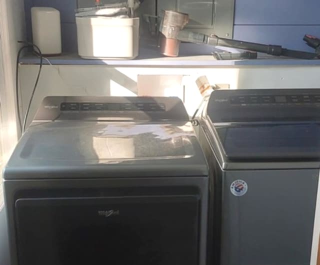 348 Niagara St, Park Forest, IL 60466 - laundry area featuring washer and dryer