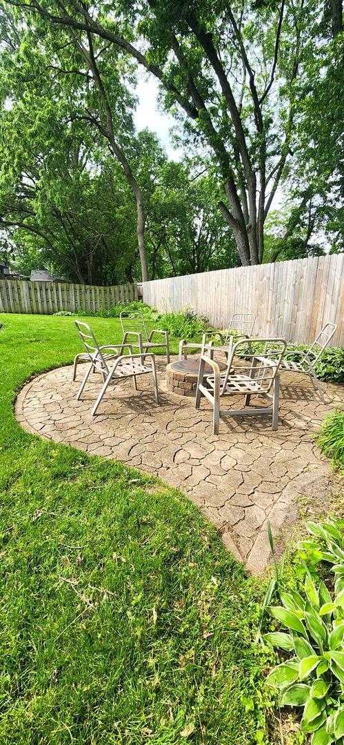18068 Jason Ln, Lansing, IL 60438 - fenced backyard with a patio