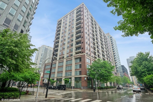 451 W Huron St Unit 905, Chicago, IL 60654 - view of building exterior with a view of city