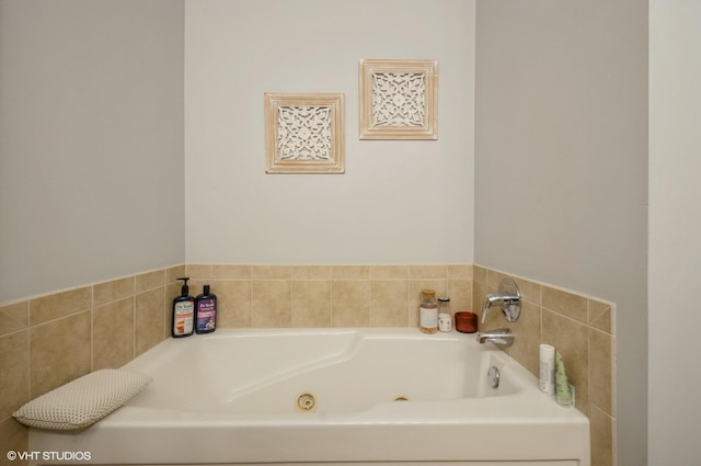 451 W Huron St Unit 905, Chicago, IL 60654 - bathroom featuring a jetted tub