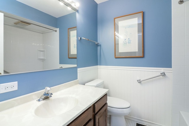 1149 Wheaton Oaks Dr Unit 0, Wheaton, IL 60187 - full bath featuring a shower, vanity, and wainscoting