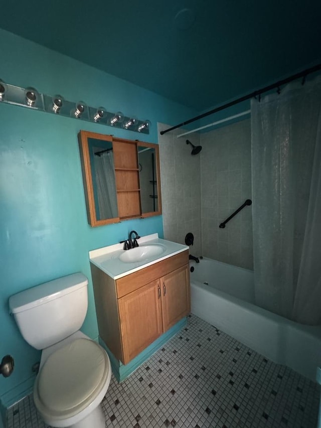 6301 N Sheridan Rd Unit 24C, Chicago, IL 60660 - bathroom with toilet, vanity, and shower / tub combo