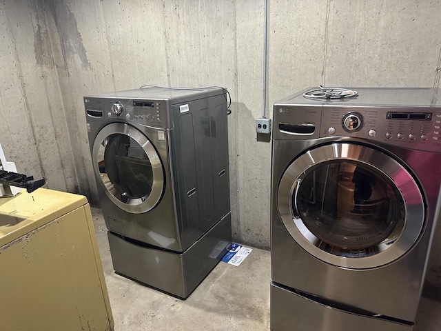 27125 N Williams Park Rd N, Wauconda, IL 60084 - laundry room featuring washing machine and dryer