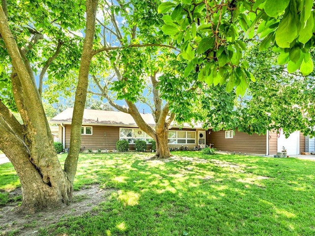 1518 Golfview Rd Unit 1, Rantoul, IL 61866 - view of grassy yard