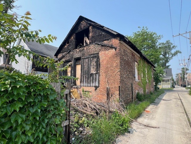 7917 S Colfax Ave, Chicago, IL 60617 - view of side of home with brick siding