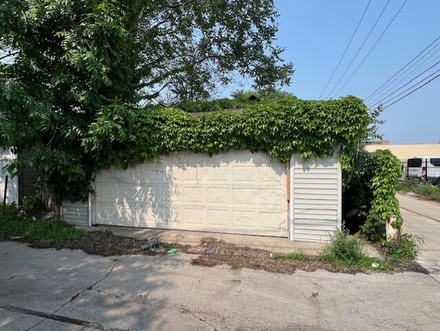 7917 S Colfax Ave, Chicago, IL 60617 - view of detached garage