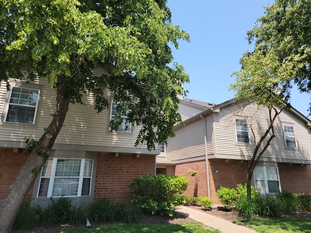 116 White Oak Ct Unit 5, Schaumburg, IL 60195 - view of side of home with brick siding